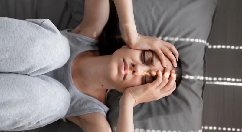 девушка с постстрессовым состоянием лежит на кровати